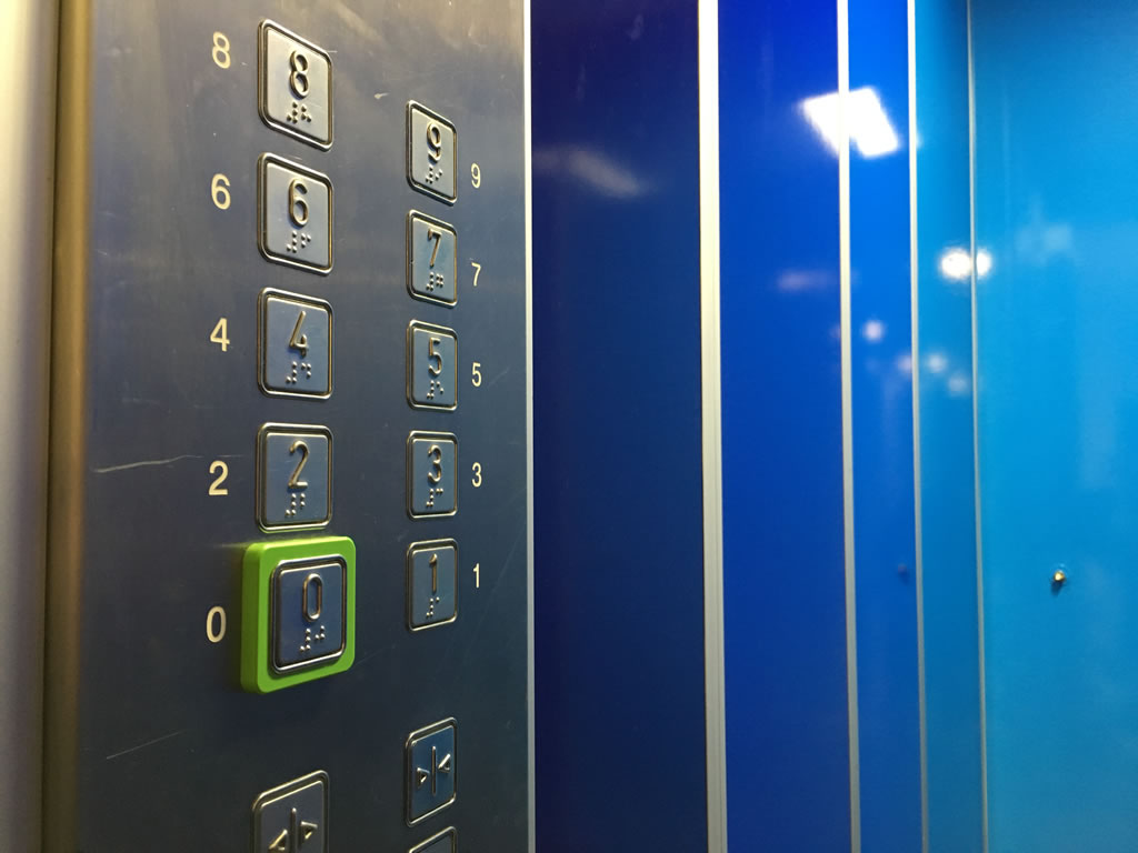 VZB Vastgoed - liften in Purmerend kleur geven